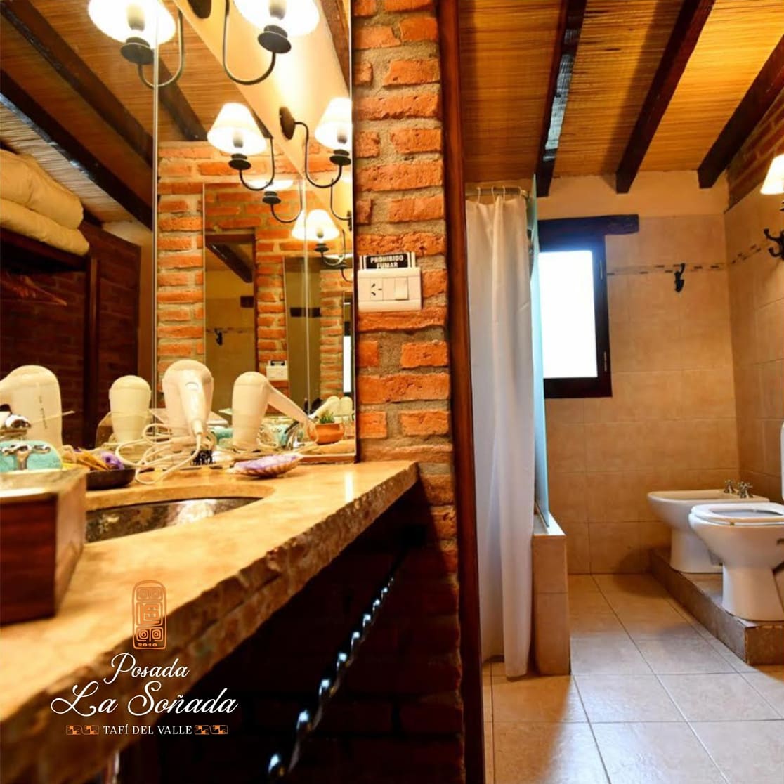 Imagen del baño de la habitacion superior